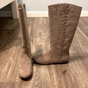 NWT! Brand new out of the box flat tan suede boot
